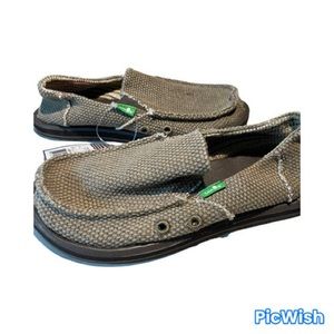 NWT Sanuk Sz 2 slip on shoes